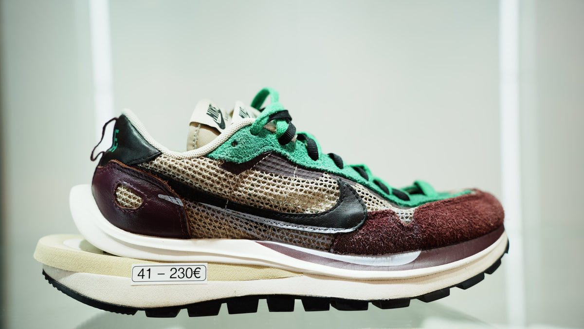 Nike Vaporwaffle sacai Villain Red Neptune Green